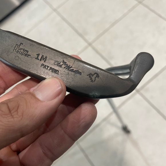 Vintage golf putter by Old master in right hand - Picture 6 of 9